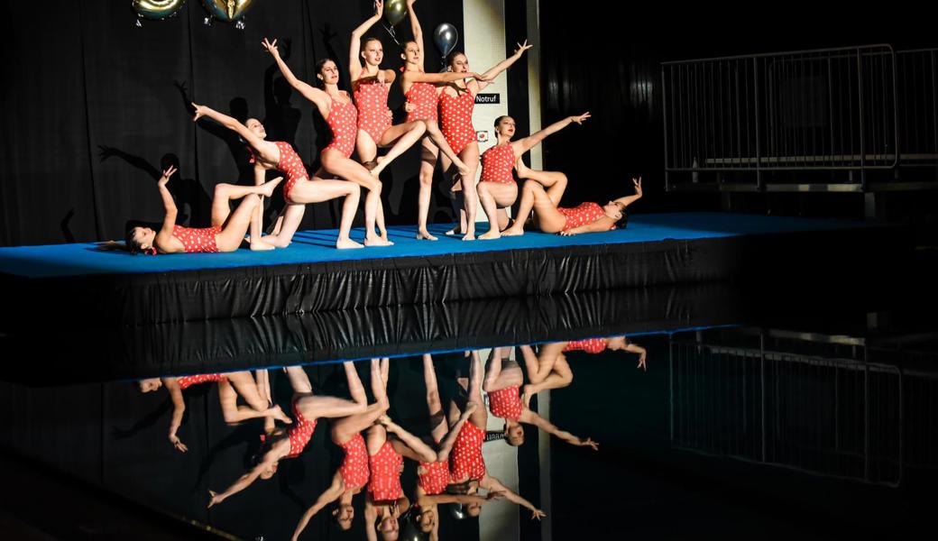 Die Mitglieder des Schwimmclubs Flös Buchs boten an ihrer Gala zum 50-Jahr-Jubiläum des Vereins ein «Best-of», und sie nahmen das Publikum mit auf eine Zeitreise.