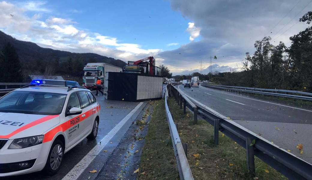 Starker Wind: Anhänger überschlug sich auf der Autobahn