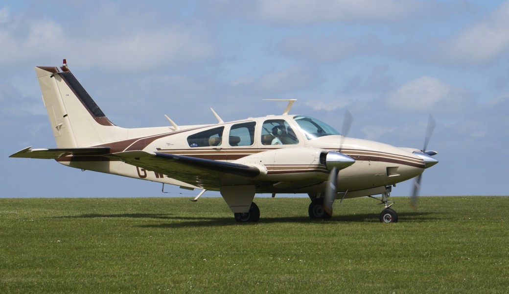 Bei dem abgestürzten Flugzeug im Vorarlberg handelt es sich um eine Beechcraft Baron 58.