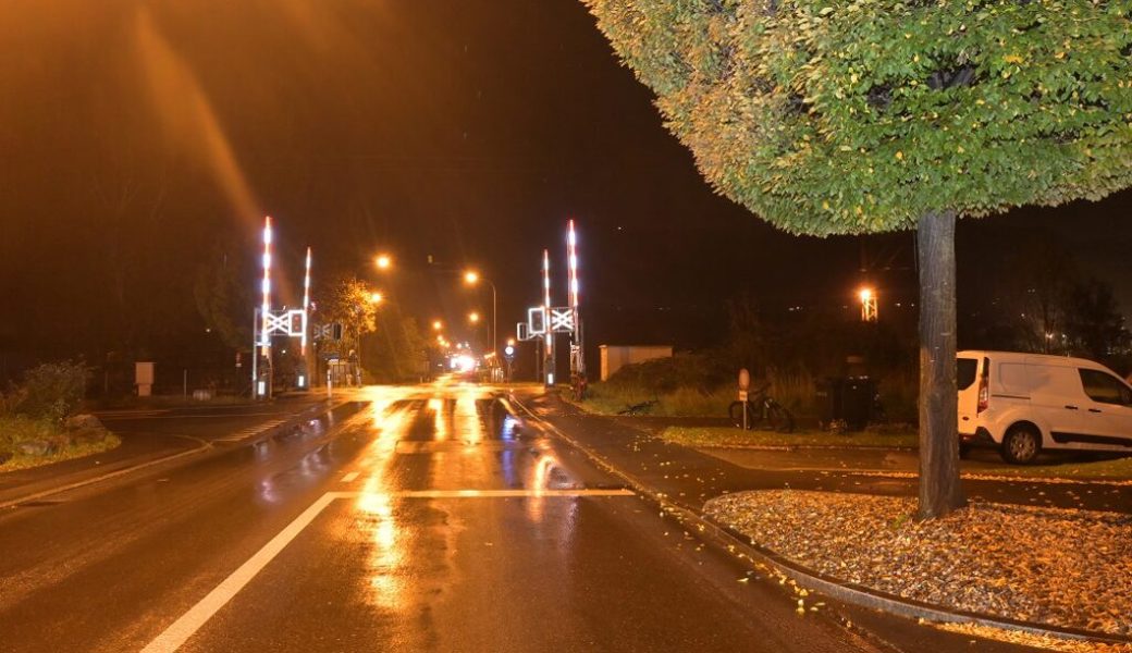  Auf der Rheinstrasse in Nendeln kam es beim Bahnübergang zu einem Unfall zwischen einem E-Bike und einem Personenwagen. 