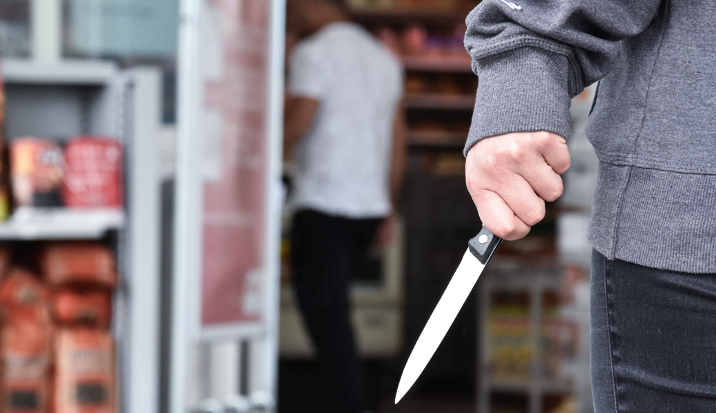 Mit Messer bedroht: Mann überfällt Kiosk im Rheintal.