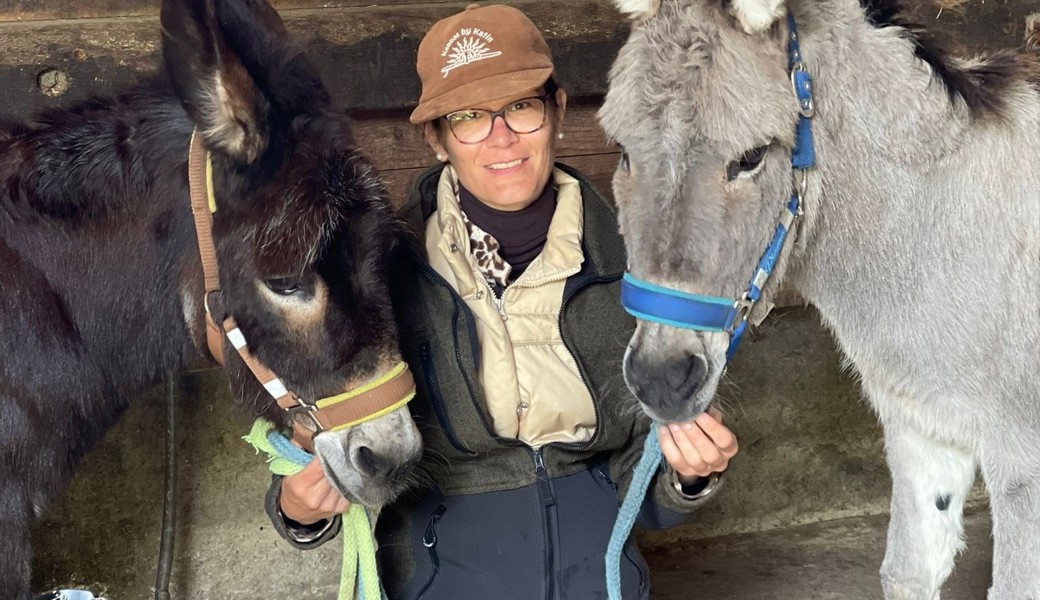 Die Gemeindetierschutzbeauftragte Tanja Sprecher mit ihren Eseln Piuma und Diana. 