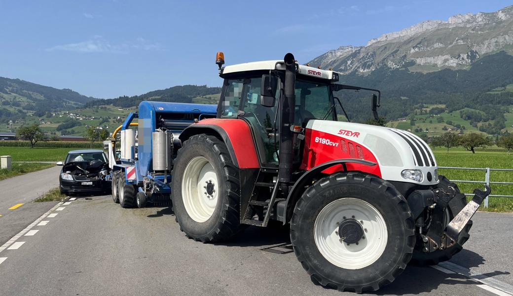 Als der Traktor abbiegen wollte, setzte der Autofahrer hinter ihm zum Überholmanöver an.