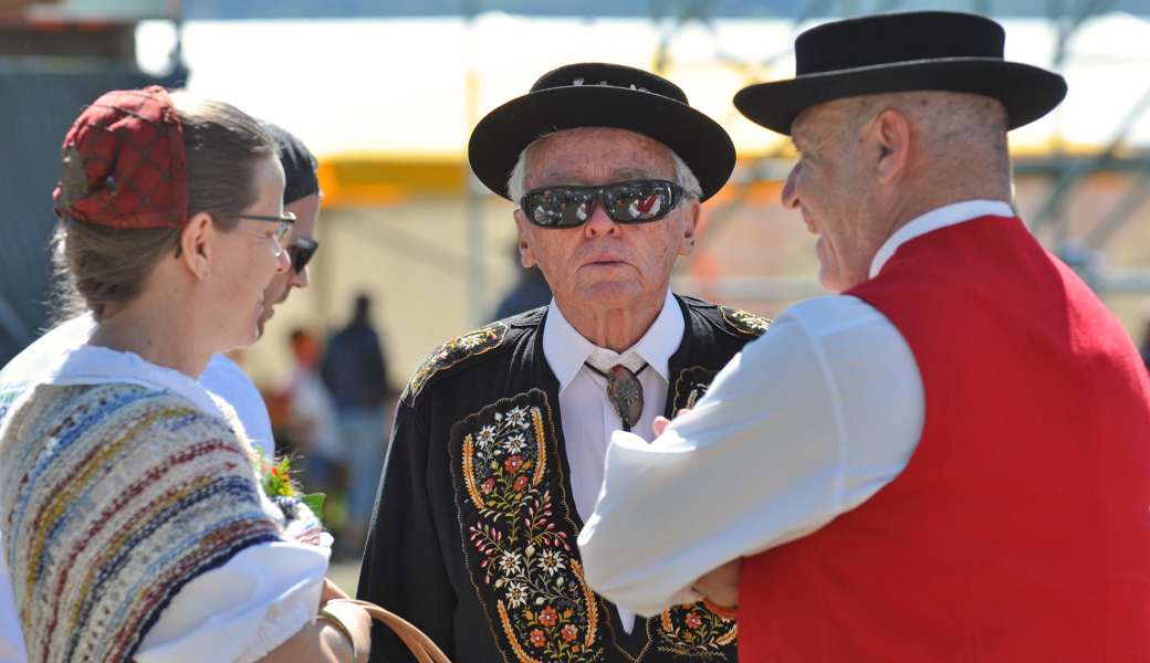 Schwingen ist auch Folklore: Besucher in der Schwingarena Werdenberg.