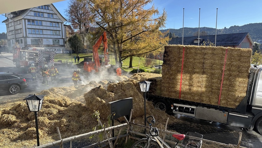 Nach der Fahrt über den Stoss sind Strohballen in Brand geraten.