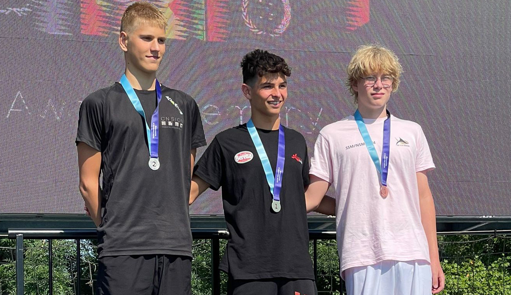 Das Siegerpodest über 100 Meter Rücken (von links): Roberts Fridrihsons (Cercles des Nageurs Sion), Davide Alberti (A-Club Swimming Team Savosa) und Julian Diez (SC Flös Buchs).