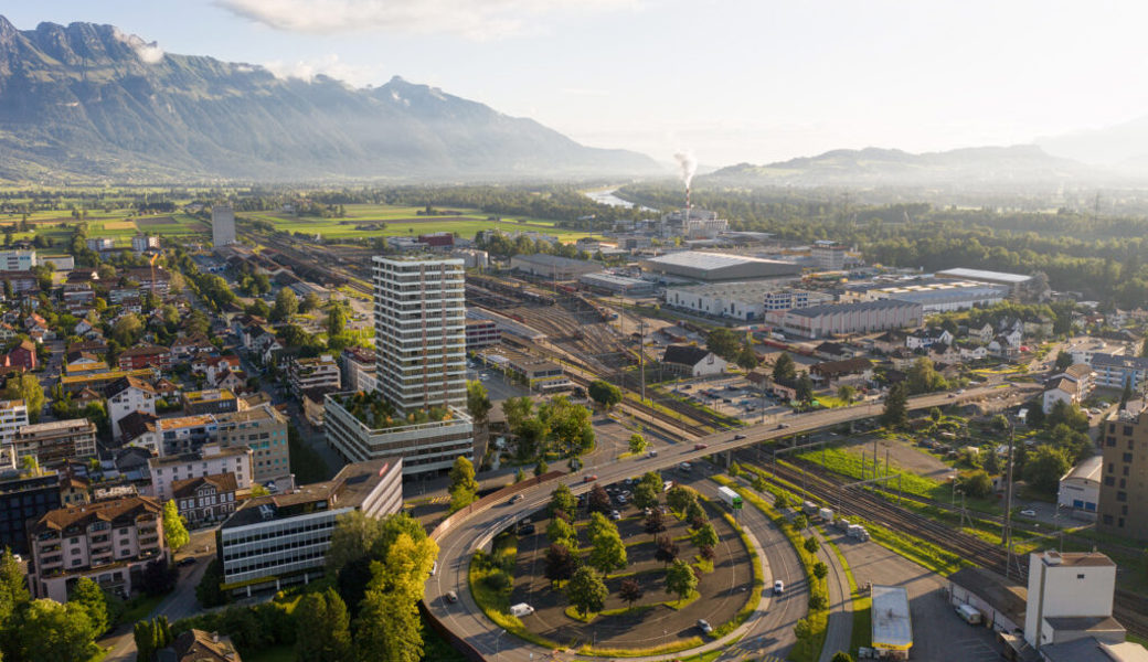  So soll die Überbauung auf dem «Chez Fritz»-Areal in Buchs dereinst aussehen. Der Turm ragt 64 Meter in die Höhe. Visualisierung: HRS Real Estate AG