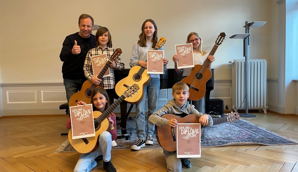 Die erfolgreichen Schülerinnen und Schüler der Musikschule Werdenberg und ihr Lehrer (oben von links): Klaus Wladar, Alexander Härtl, Lorena Toplak, Annika Morf; (unten von links) Pia Langenegger, Jan Toplak.