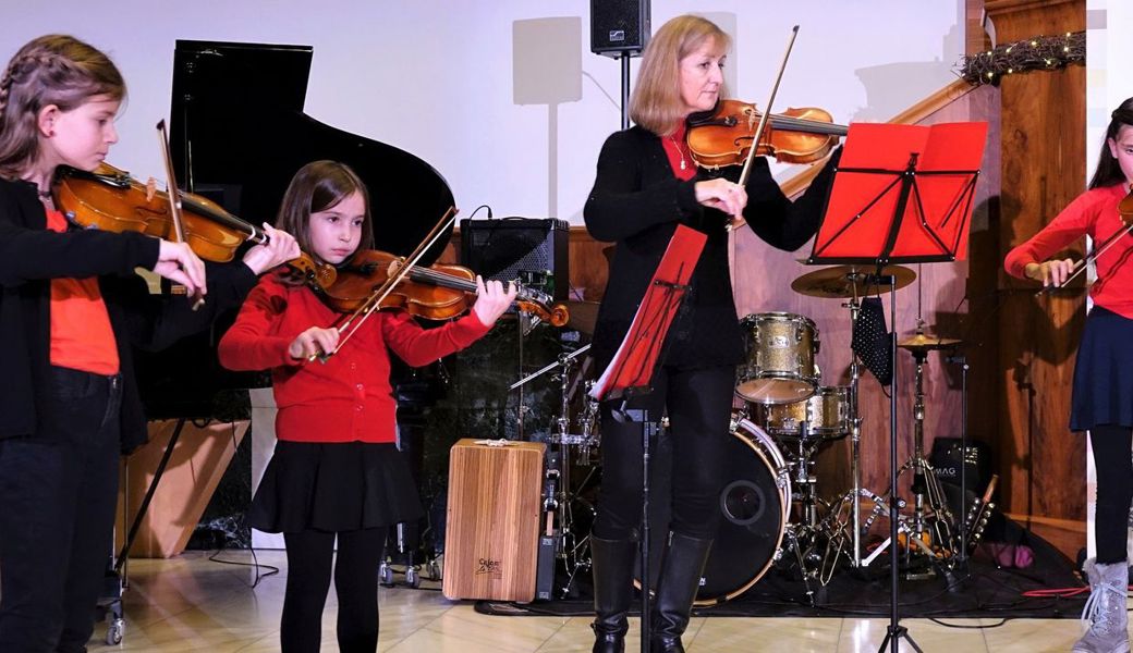 Die Bach-Strings und Junior-Bach-Strings spielten traditionelle weihnächtliche Klänge.  Bilder: Hanspeter Thurnherr