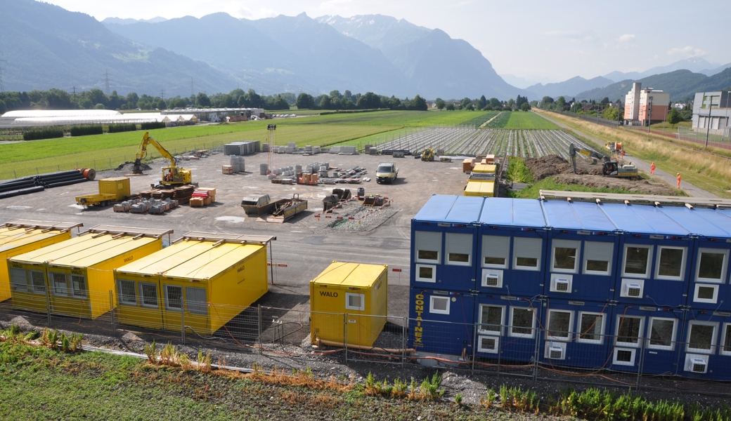 Am Beginn des Eisenbahnwegs in der Buchser Rheinau: Auf dem Abschnitt nach Sevelen wurden mehrere Flächen für Baumaschinen und Infrastruktur realisiert.