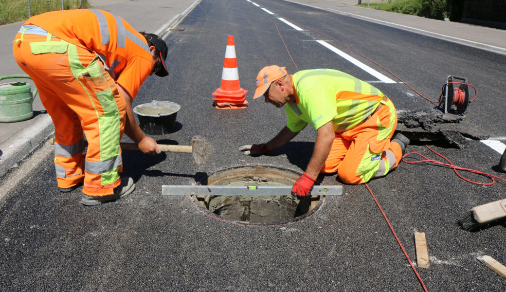  In Sennwald wird von Dienstag auf Mittwoch ein Teil der Staatsstrasse für den Verkehr gesperrt. Grund ist der Einbau eines Deckbelags. Symbolbild.