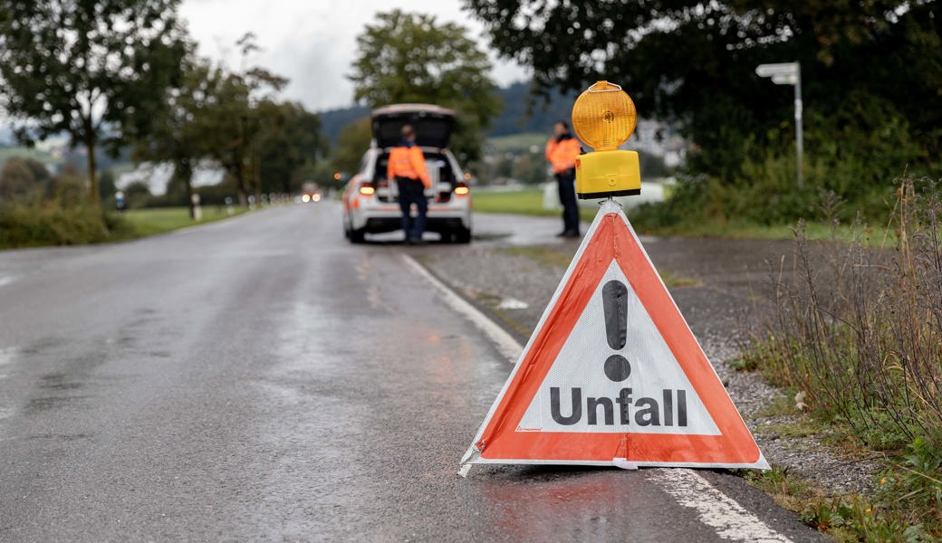 Aus Bus ausgestiegen: Auto kollidiert mit Fussgänger