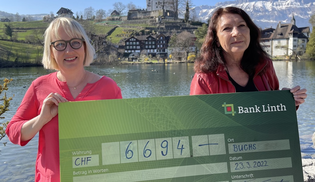  Checkübergabe: Nicole Buchalla (links), Soroptimist International Club Bad Ragaz, und Silvia Vetsch, Frauenhaus St. Gallen. 