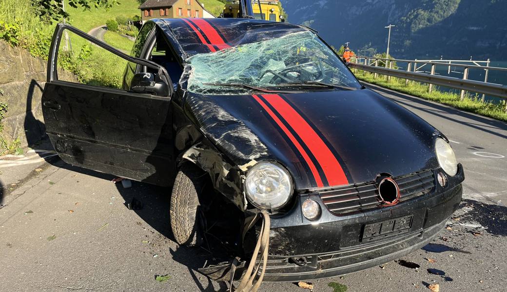 Der Autofahrer wurde beim Unfall nicht verletzt. Den Führerausweis musste er auf der Stelle abgeben.