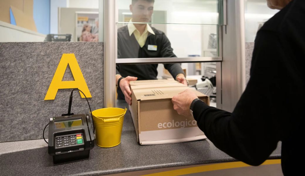 Das Schaltergeschäft nimmt ab, heisst es bei der Post. Deshalb will sie weitere Poststellen schliessen. 