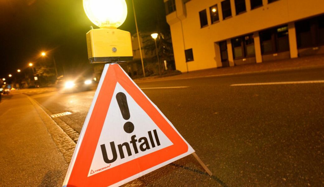 Ein Autofahrer sah ein Kind, das gerade die Strasse überquert, zu spät. Es kam zum Zusammenstoss, das Kind erlitt eine Gehirnerschütterung.