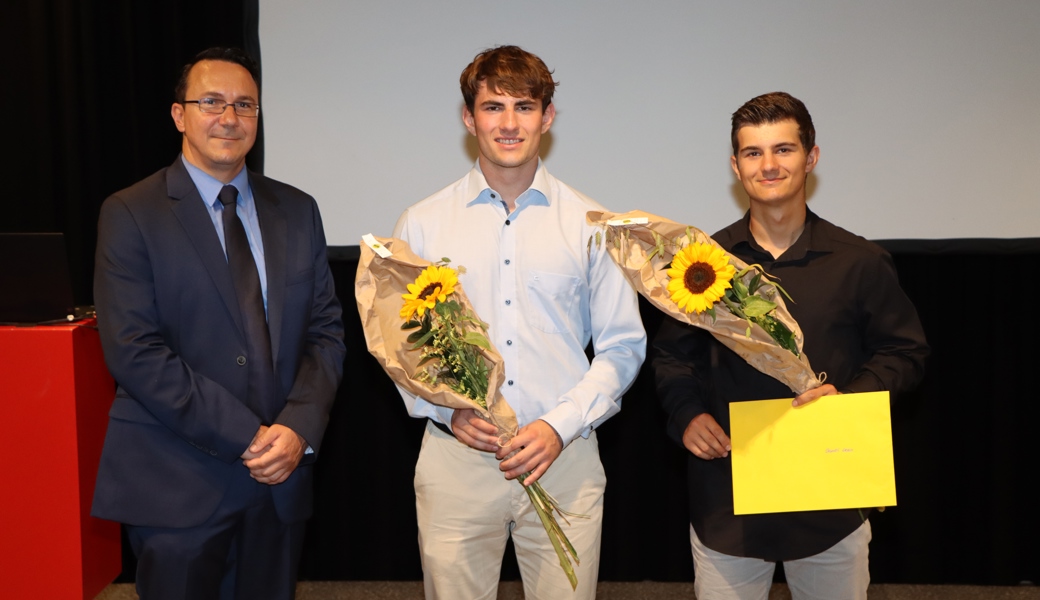 Verbandspräsident Andreja Slavik mit den frisch gekürten Konstrukteur-Champions Tobias Hutter (Mitte) und Levin Guntli (rechts), beide aus Buchs. 