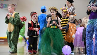 Bunte Kostüme und fröhliche Musik: Der Familienverein Sennwald lud zur Kinderfasnacht ein