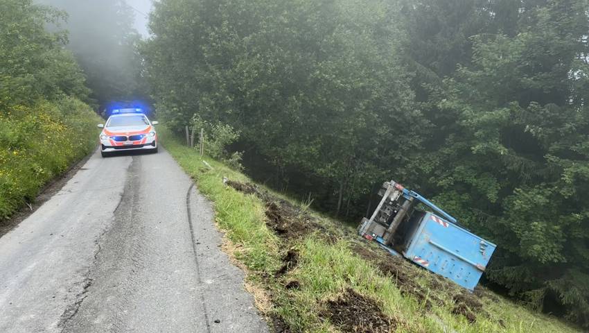 Beim Unfall entstand Sachschaden in Höhe von mehreren Zehntausend Franken.