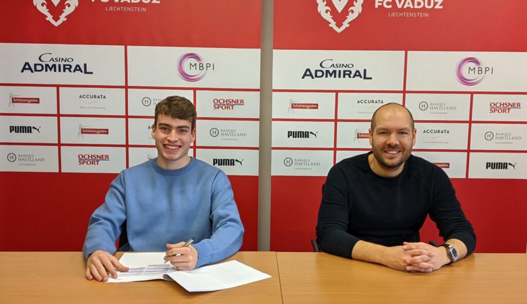  Der Buchser Tim Staubli (links) sowie FCV-Sportchef Franz Burgmeier anlässlich der Vertragsunterzeichnung beim FC Vaduz. 