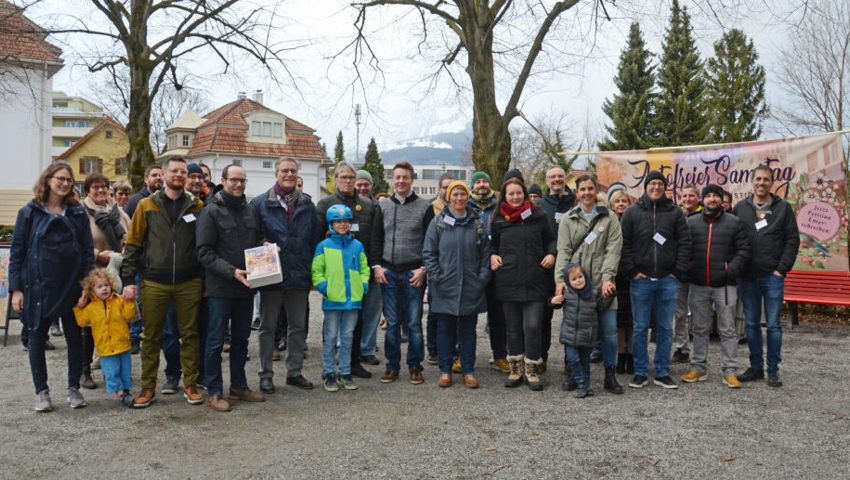  Bei der Übergabe an den Stadtrat waren zahlreiche Unterstützerinnen und Unterstützer des Vorhabens vor Ort. 