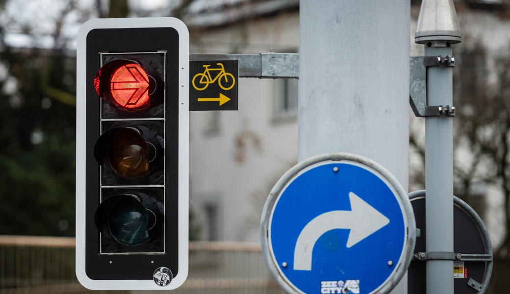  Gelbes Velo auf schwarzem Grund: Hier dürfen Velofahrende bei Rot rechts abbiegen. 