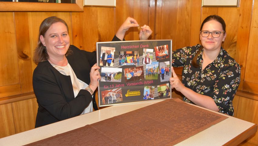 Beatrice Armbrecht übergibt den Schlüssel für den Briefkasten symbolisch an die neue Präsidentin Andrea Wohlwend.