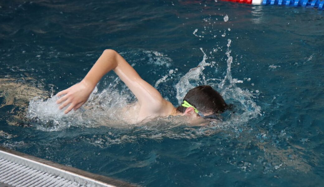  Fabio Roduner liebt das Schwimmen. Hier ist er in seinem (sportlichen) Element. 