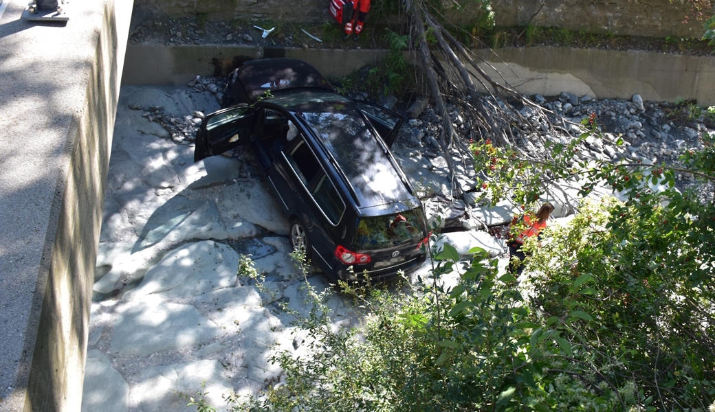 Endstation Bachbett: Unfall entlang der Kantonsstrasse in Trimmis