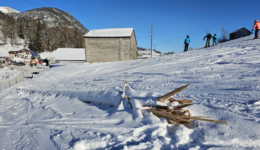 Gefährlich spitz: Sturmholz grad neben der Piste. Laut Bergbahnen Wildhaus wurde der zersplitterte Stamm mittlerweile ganz zur Strasse gezogen.