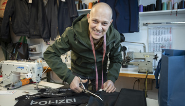 Er macht parat für den Einsatz: Franco Nasiri schneidert Polizeiuniformen