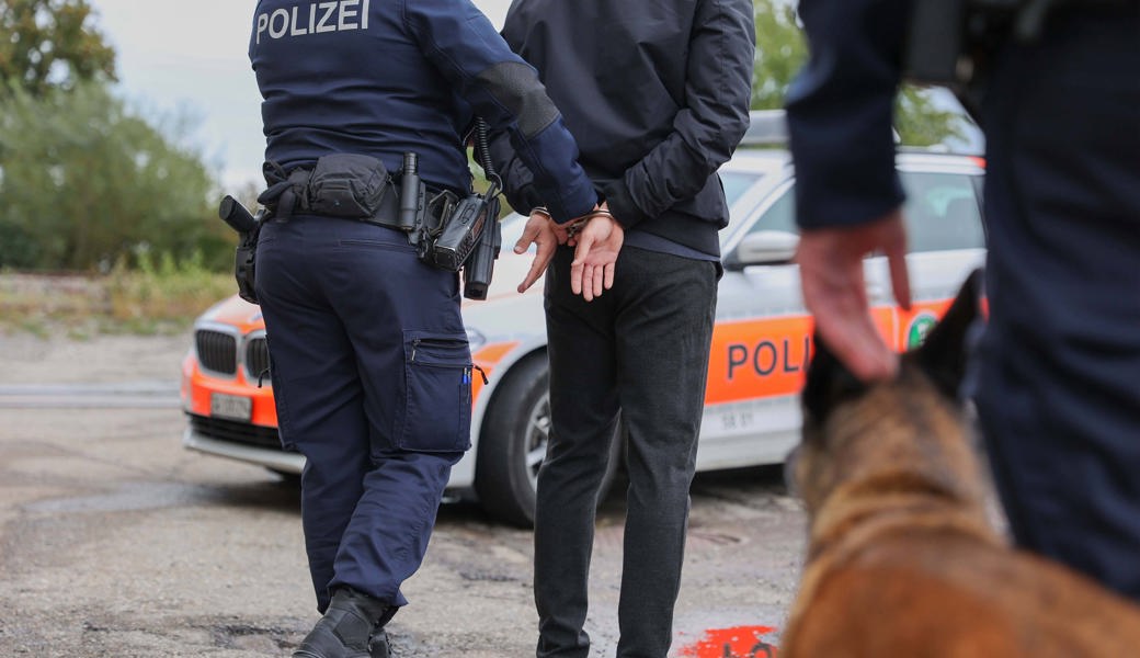 Die Polizei nahm mehrere Jugendliche fest. 