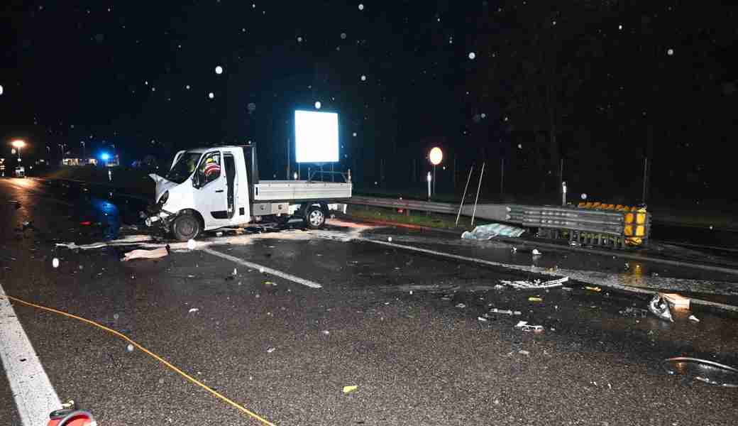 Zwei Personen wurden beim Unfall verletzt.