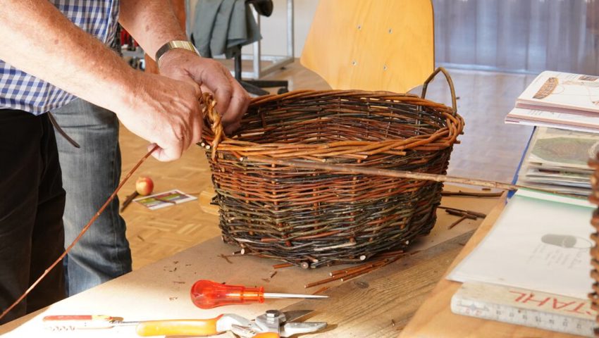  Letzte Handgriffe: Als letztes wird dem Korb ein Henkel verpasst. 