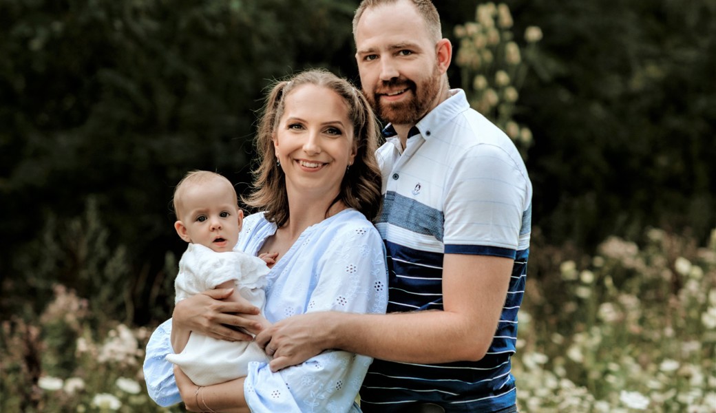 Dana und Philip Greiser mit ihrer Tochter Luisa. Die Eltern spielen im aktuellen Stück «Der kopflose Reiter» die Magd Alma vom Signerhof und den Zimmermann Adam Brunner: «Es wäre schön, wenn auch Luisa das Theaterspielen entdecken und mit uns mitspielen würde.»