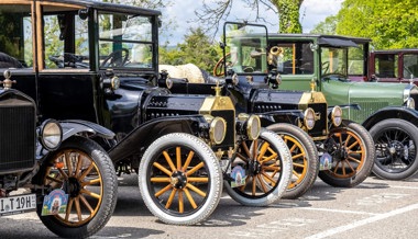 100-jährige Autos zu bestaunen