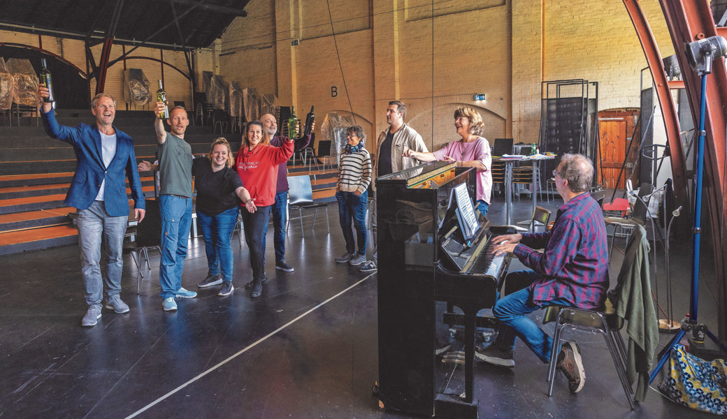 Die Solistinnen und Solisten der Werdenberger Schloss-Festspiele proben derzeit täglich mit Regisseur Simon Burkhalter, der musikalischen Leiterin Isabelle Ruf-Weber und Korrepetitor Wolfgang Fritzsche.