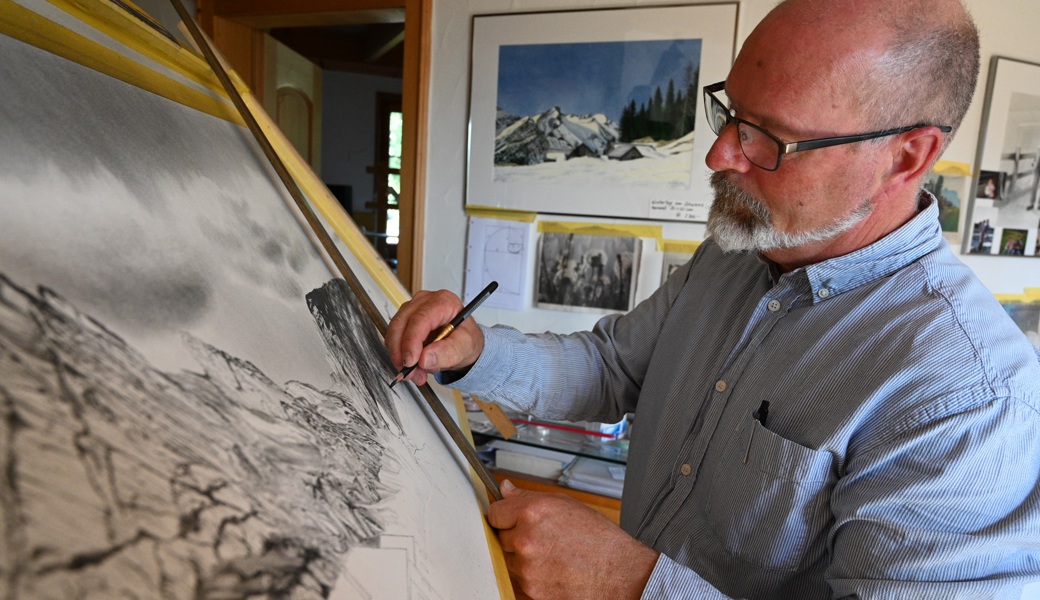 Die Landschaft, an der Gregor Dörig hier arbeitet, zeigt den Ausblick von der Alp Fros ob Wildhaus über die Alp Tesel zum Mutschensattel. Zur Ausstellungseröffnung am 9. September soll das Bild fertig und dort dann ebenfalls zu sehen sein.