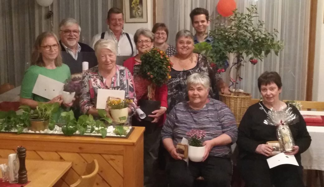  Die Geehrten (von links): Renate Arends (10 Jahre Sopran), Geburtstagskind Josef Gafner, Alice Blaser (20 Jahre Kassierin), Freddie Gasser (15 Jahre Bass), Dirigentin Gertrud Mayr, Barbara Nüesch (10 Jahre Sopran), Regina Ludwig (25 Jahre Präsidentin), Steffan Arends (5 Jahre IT), Barbara Siegrist (25 Jahre Alt), Uschi Gassmann (25 Jahre Tenor und 15 Jahre Revisorin). Es fehlt: Ursula Höin (25 J. Sopran/Alt). 