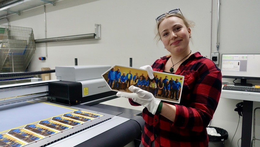  Xenia Schmid präsentiert den Wegweiser mit dem Foto der Gäste. 