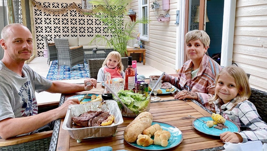 Geniessen das amerikanische Lebensgefühl: Mario, Ruby Sue, Melanie und Lili Rose Tscharner in ihrem neuen Zuhause.