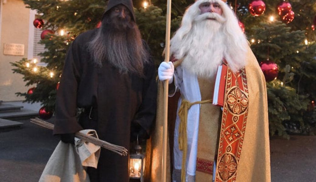  Der St. Nikolaus in prächtigem Gewand ist mit seinem Schmutzli auf der Dorftour. Bilder: Hansruedi Rohrer