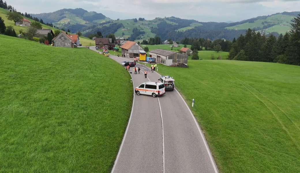 Donnerstag, 8. August 2024: Bei einem schweren Verkehrsunfall auf der Rickenstrasse bei Wattwil sterben drei Menschen.