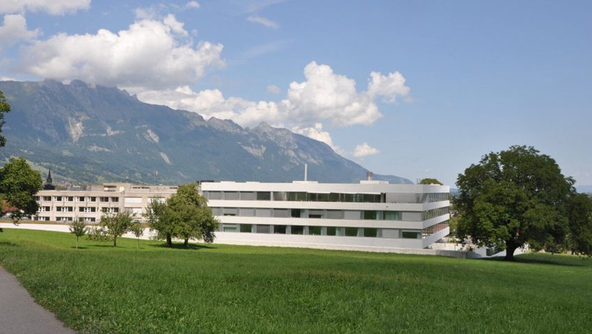  Das Spital Grabs mit Blick Richtung Rheintal: Zur Debatte steht der Name der gemeinsamen Spitalregion, nachdem sich das Sarganserland in Richtung Graubünden orientiert. 