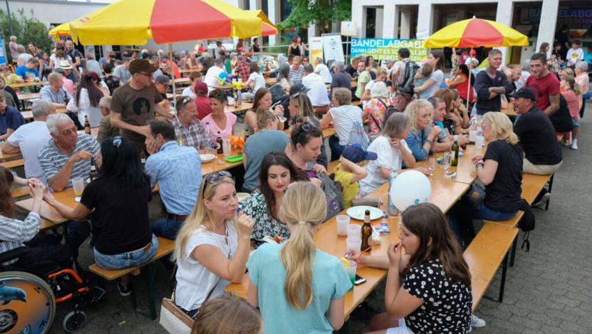  21. Mai: Erstmals findet «S’Fescht» auf dem Seveler Schulareal Galstramm statt. Es ist ein toller Erfolg. 