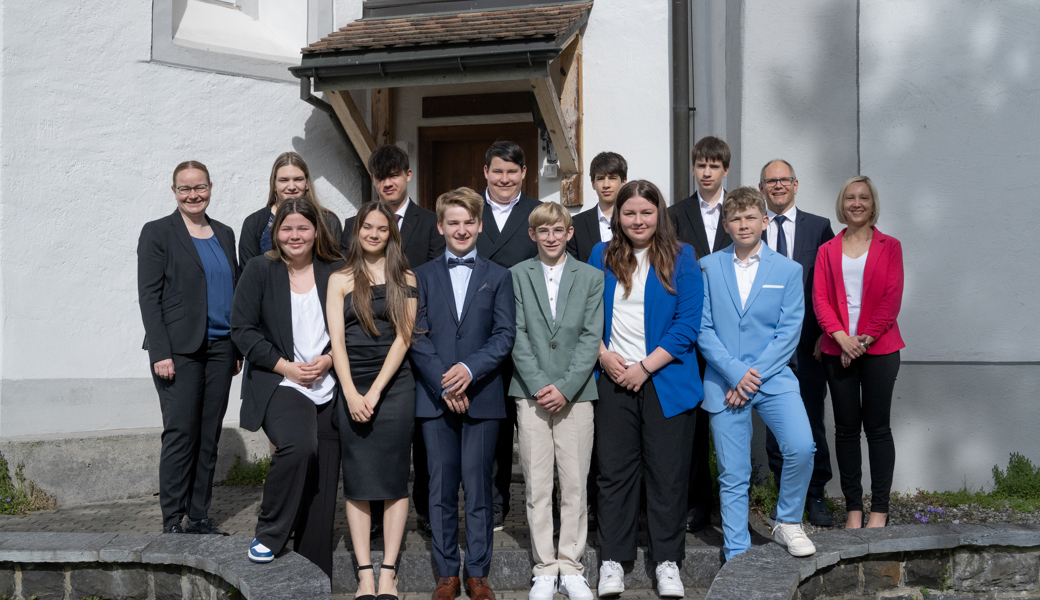 Konfirmation in Sax: Die Klasse von Ruedi Eggenberger mit Kirchenvorsteherin Caroline Winter und Pfarrerin Nanette Rüegg.