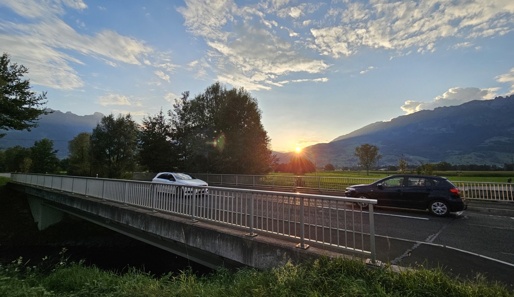 Die heutige 12,1 Meter breite Brücke mit beidseitigem Trottoir wurde 1967 gebaut. Die neue wird 13,4 Meter breit sein, wovon dreieinhalb Meter als Teil des künftigen Geh- und Radwegs gebaut werden.