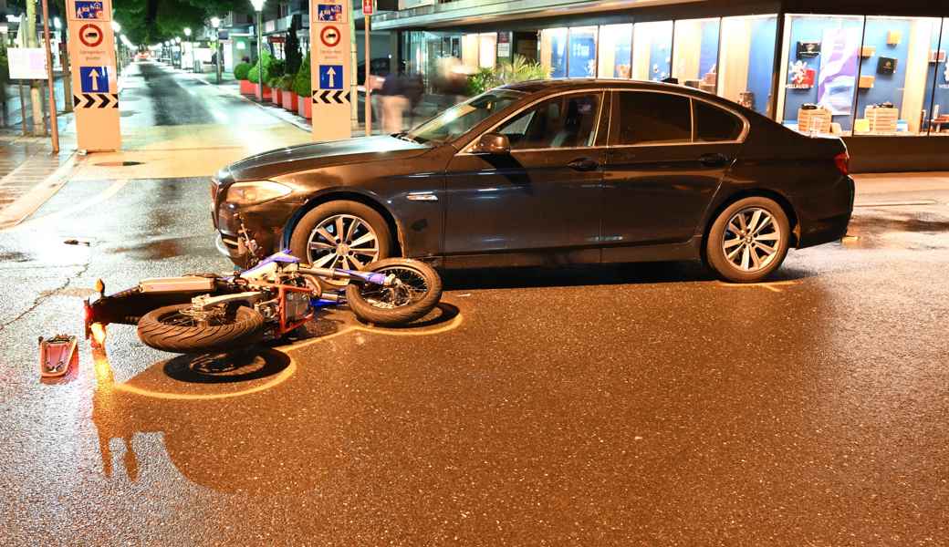 Alkoholisierter Autofahrer kollidiert mit Motorrad
