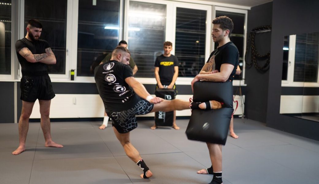  Nichts verlernt: Pascal Kessler zeigt in seinem Gym die richtige Technik. 