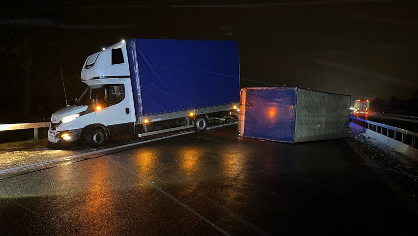 Auf der A13 bei Mels kippt ein Anhänger.